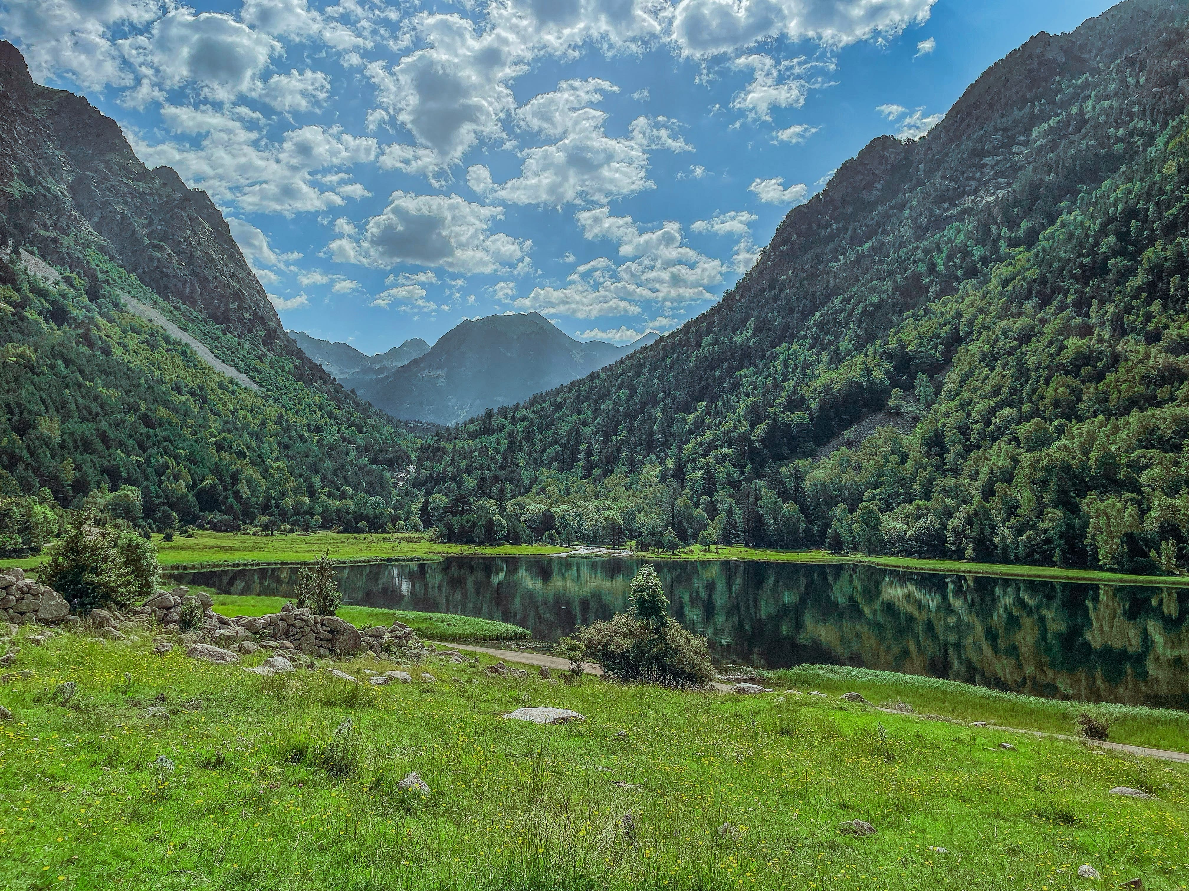 西班牙旅遊怎麼玩最省？預算、簽證、物價、季節、穿搭與治安一次搞懂（2025） | 輕裝上陣